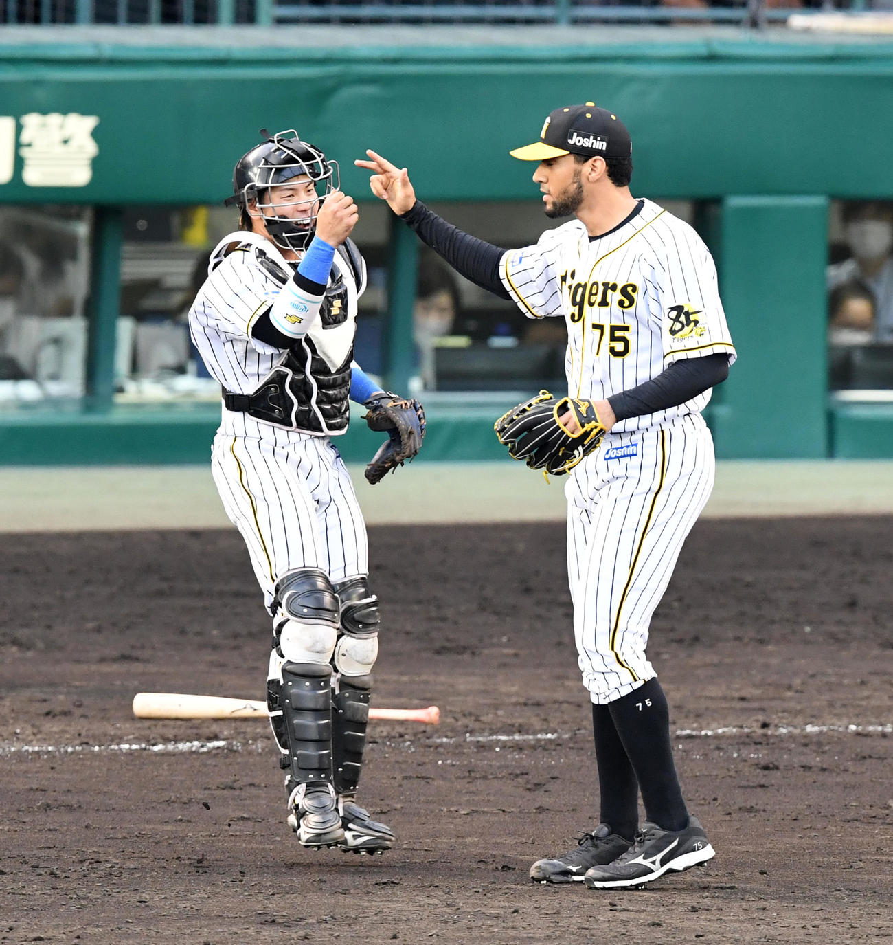 阪神対広島　9回を締めくくり梅野の祝福を受けるスアレス（撮影・前岡正明）