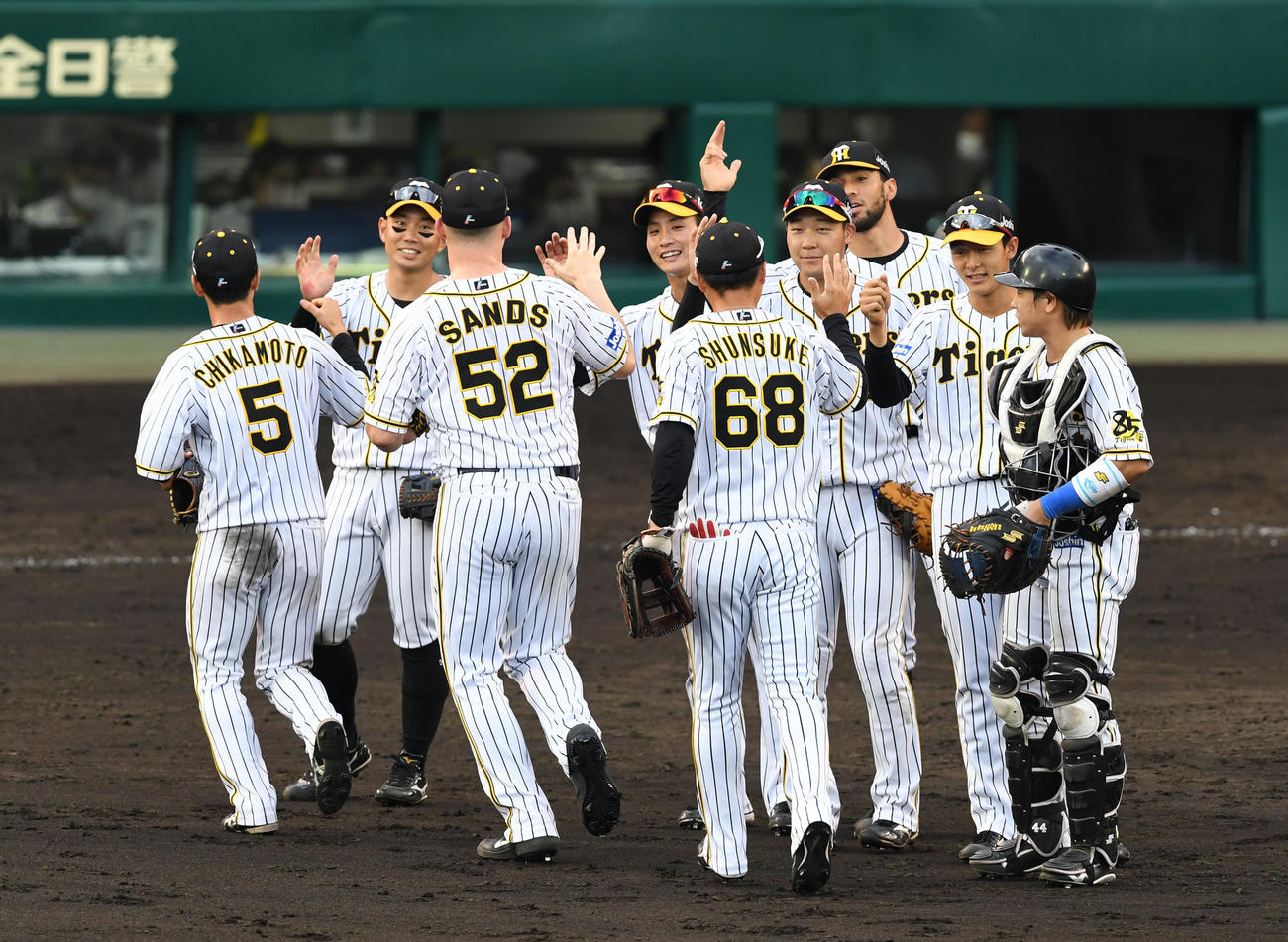阪神対広島　広島に勝利、喜ぶ阪神ナイン（撮影・前岡正明）