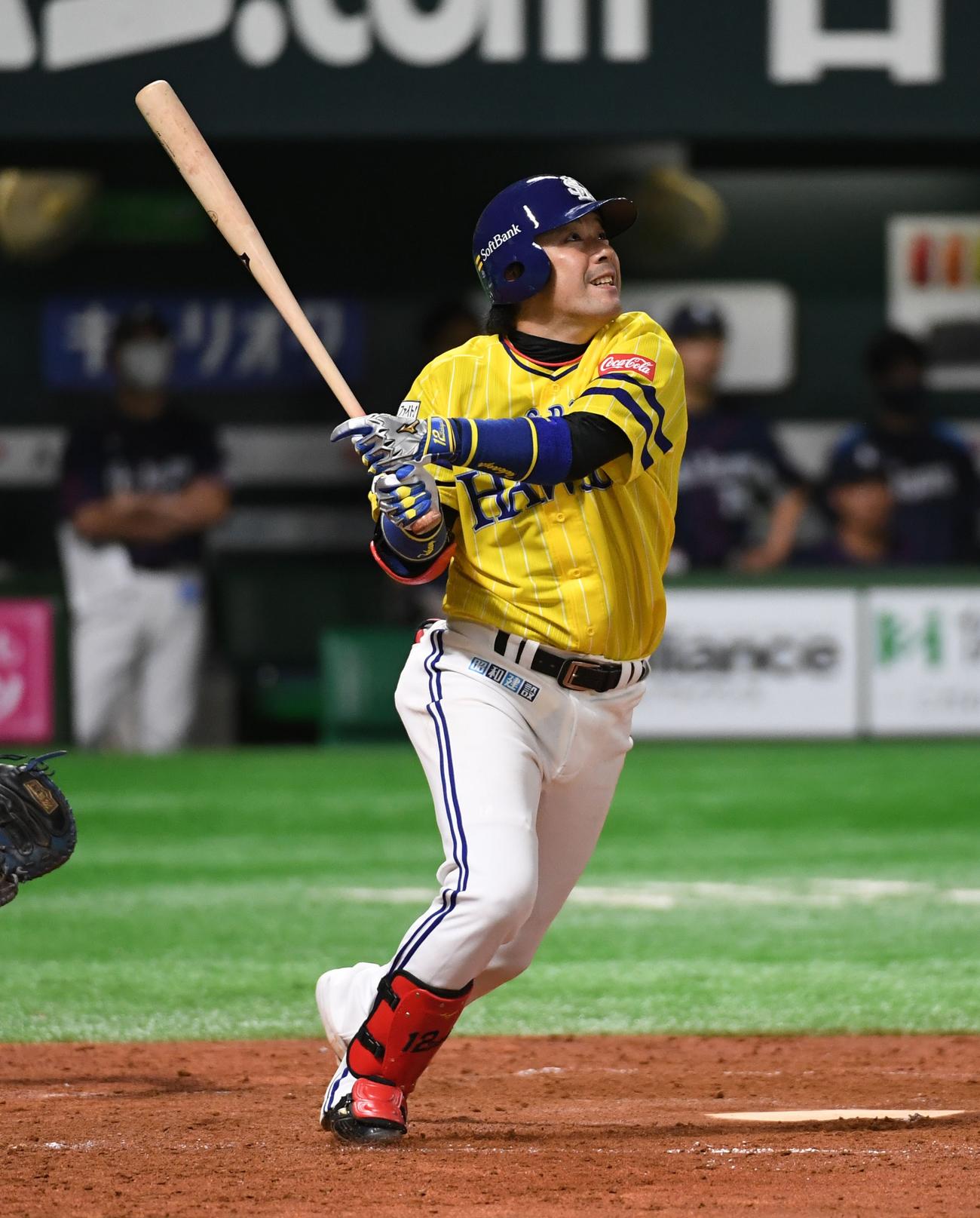 ソフトバンク対西武　3回裏ソフトバンク2死二、三塁、高谷は右越えに3点本塁打を放つ（撮影・今浪浩三）