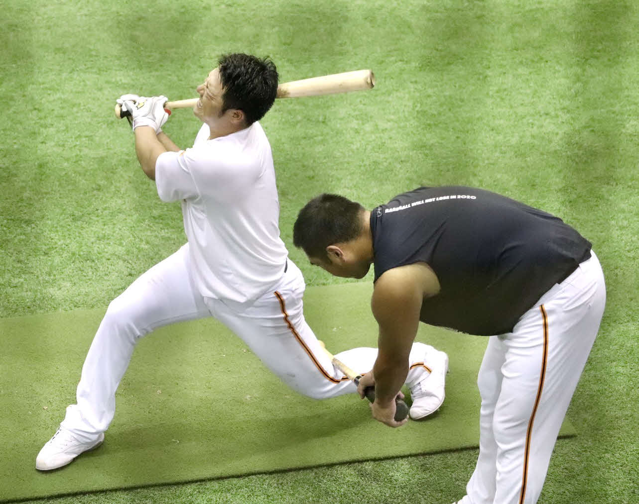 巨人阿部2軍監督（右）から指導を受けながら、ティー打撃を行う巨人香月（撮影・久永壮真）