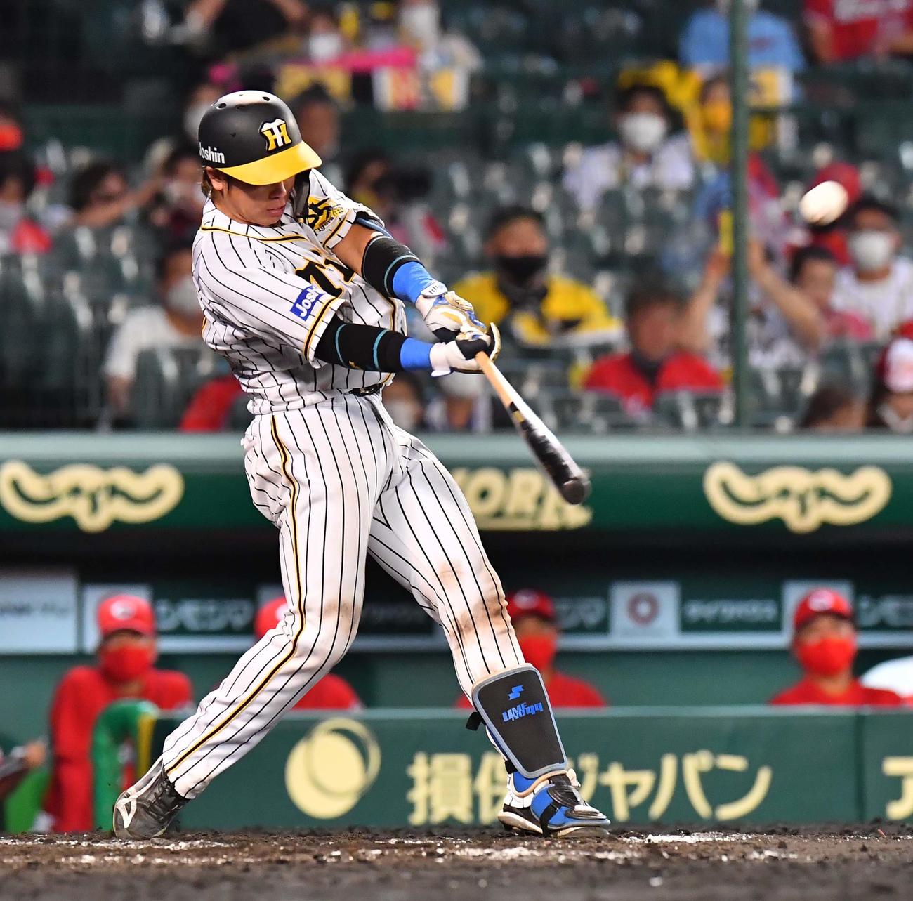 11日の阪神対広島　右中間へ本塁打を放つ阪神梅野（撮影・上田博志）