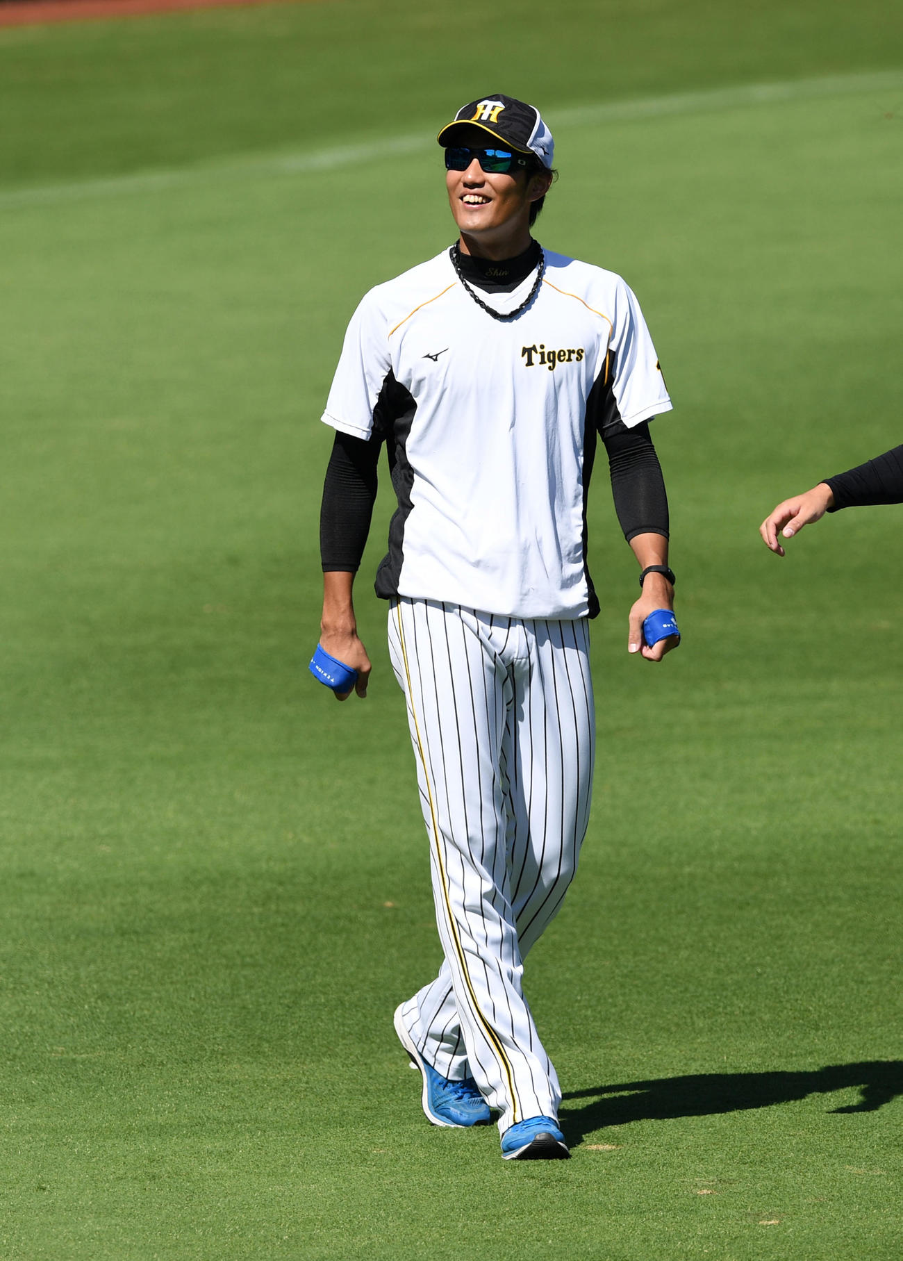 練習で笑顔を見せる藤浪晋太郎（撮影・前岡野正明）