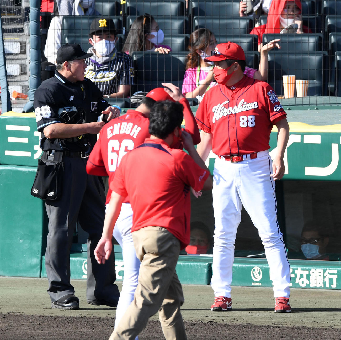 阪神対広島　5回裏阪神2死一、三塁、遠藤（手前）の交代を告げる佐々岡監督（撮影・前岡正明）