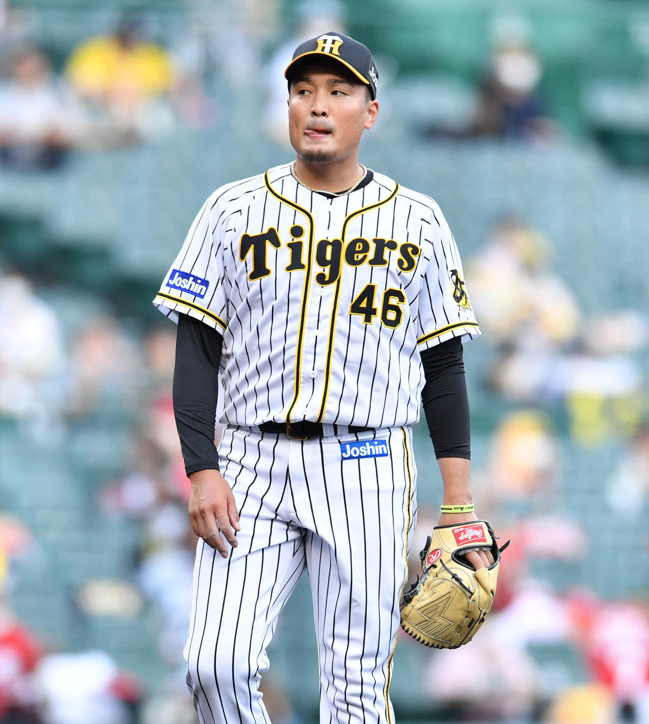 阪神対広島16回戦　8回表広島無死一塁、大盛穂に2者連続の四球を与え、悔しそうに舌を出す秋山拓巳（撮影・岩下翔太）