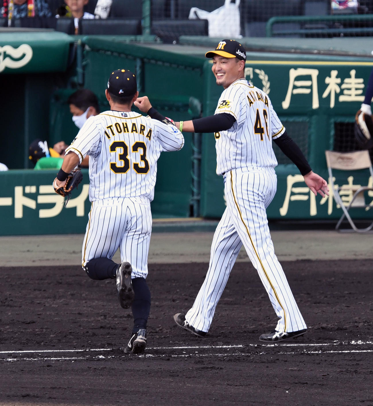 阪神対広島　7回、糸原（左）と笑顔でグラブタッチをする秋山（撮影・前岡正明）