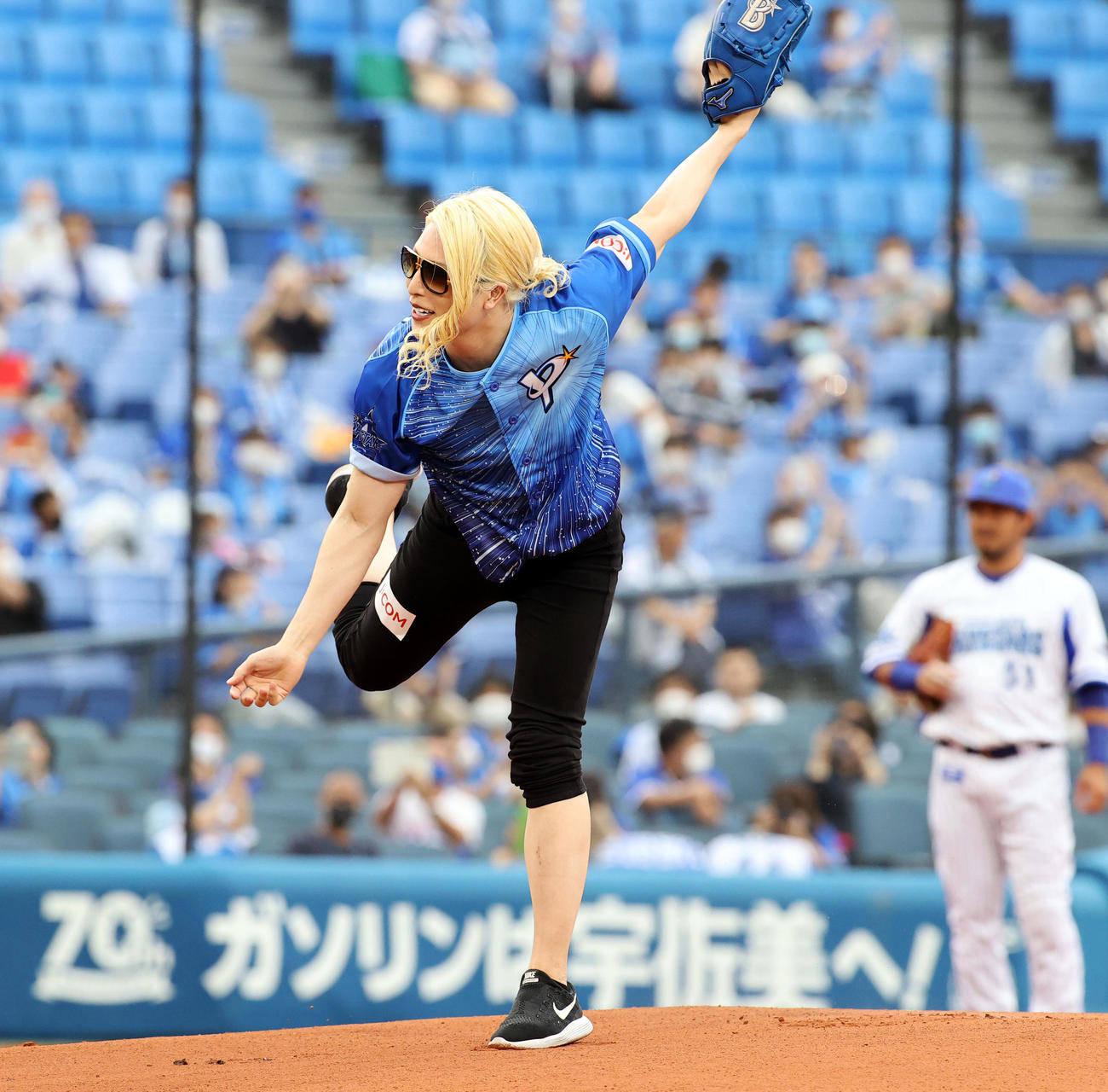 DeNA対中日　始球式を務めたローランド（撮影・浅見桂子）