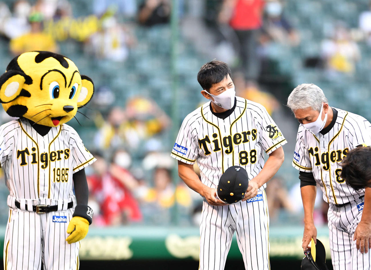 広島に連勝しファンに挨拶する矢野燿大監督（中央）（撮影・岩下翔太）