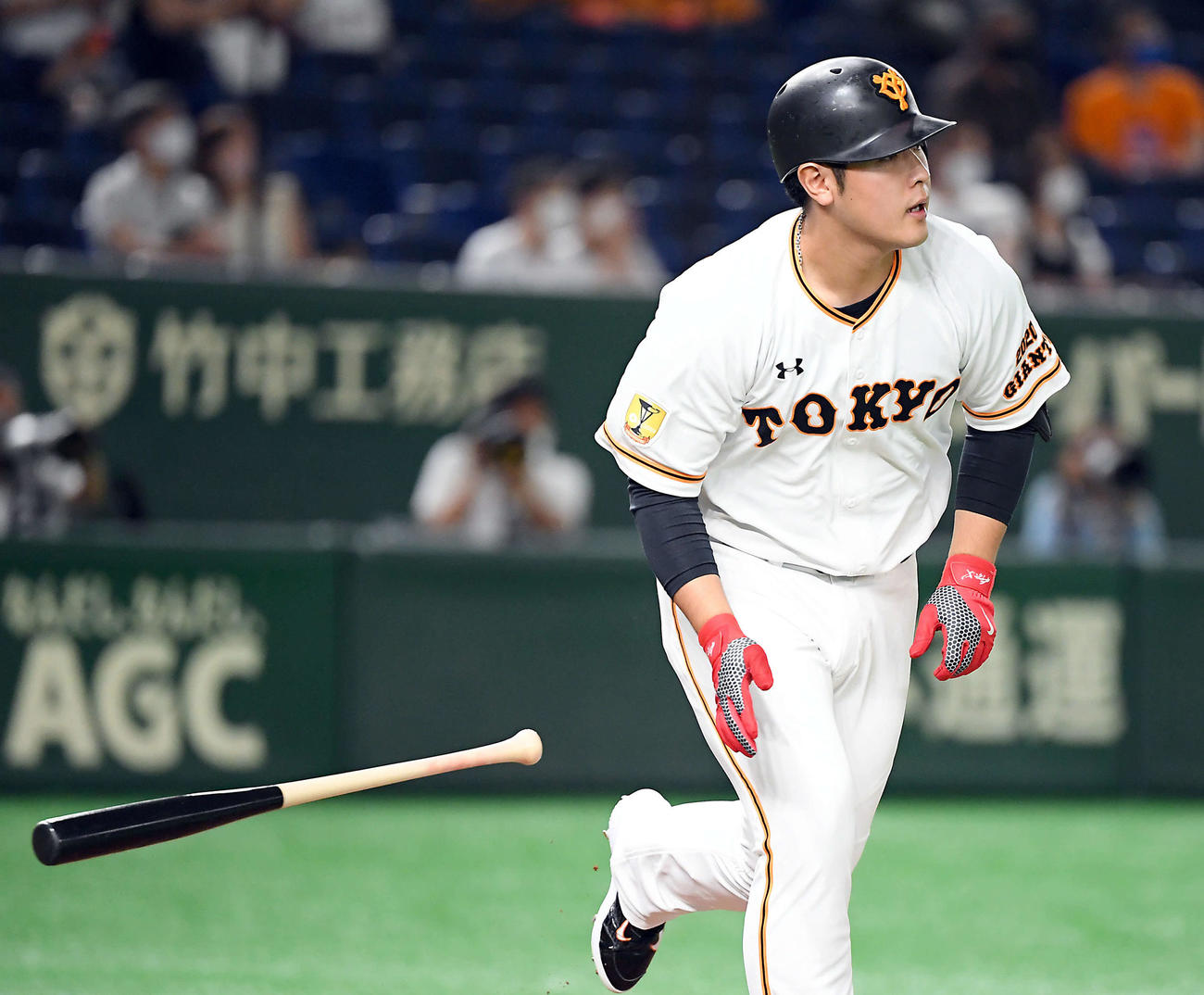 巨人対ヤクルト　1回裏巨人1死一、二塁、先制の3点本塁打を放ち打球の行方を見る岡本（撮影・たえ見朱実）
