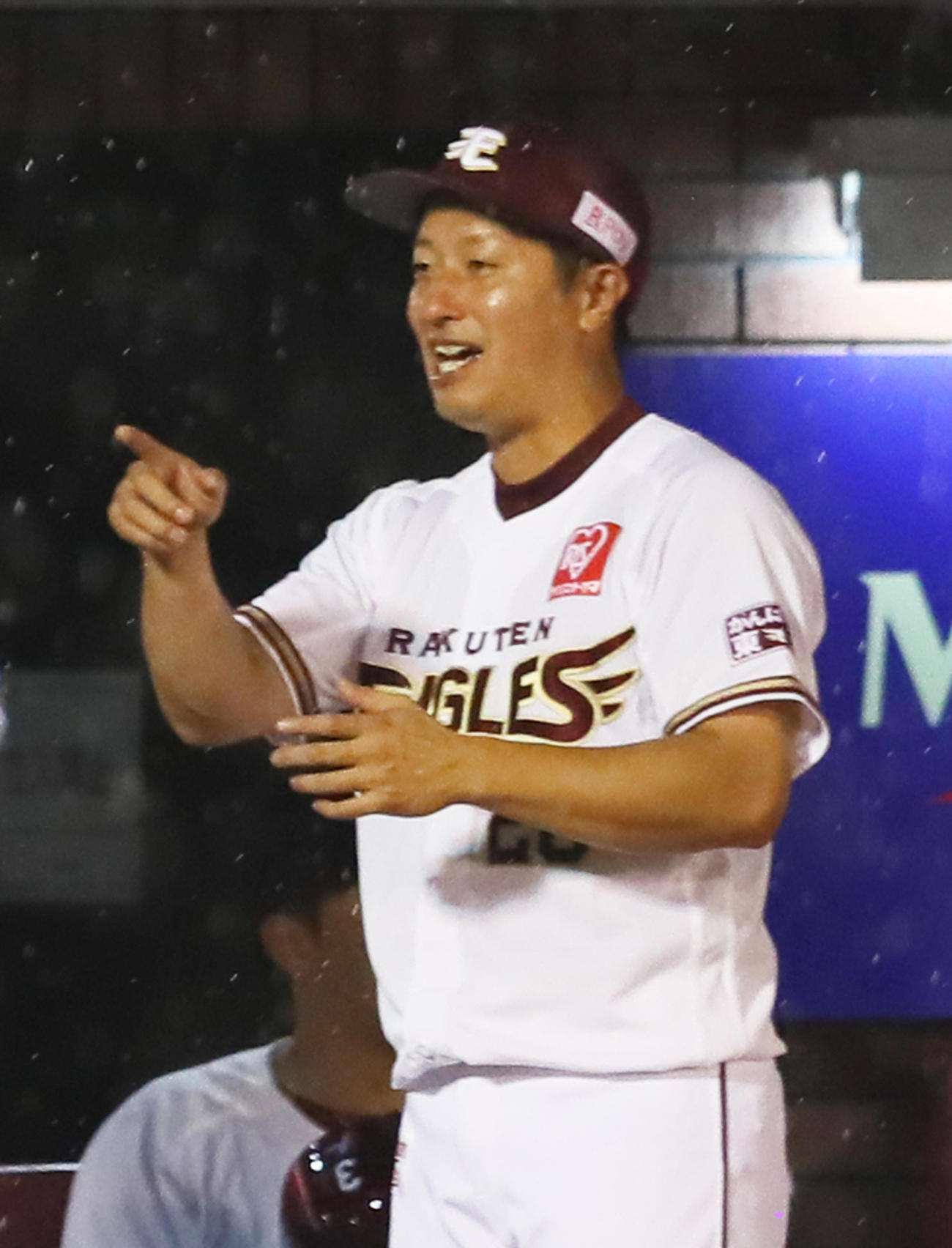 10日のソフトバンク戦でチームの得点に笑顔を見せる渡辺直（撮影・足立雅史）