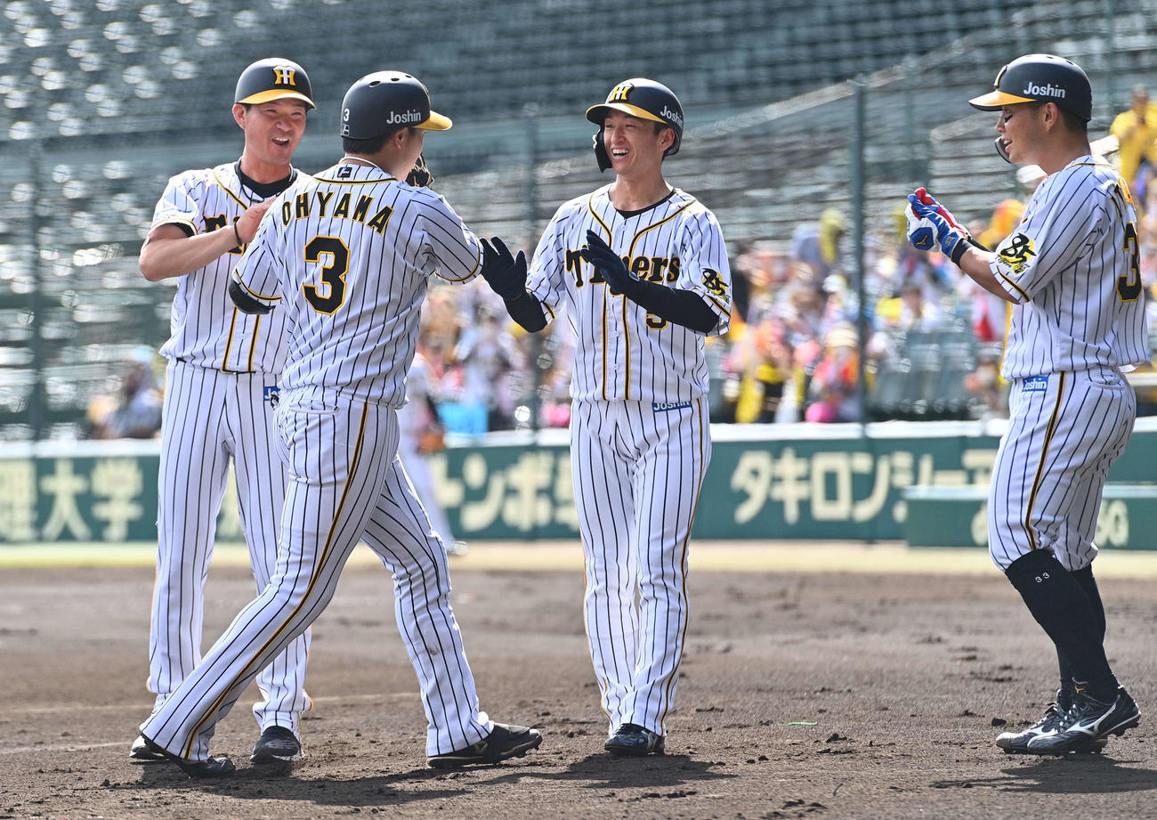 阪神対広島　1回裏阪神2死一、二塁、中越えへ先制3ランを放った大山を笑顔で出迎える近本（中央）ら（撮影・上田博志）