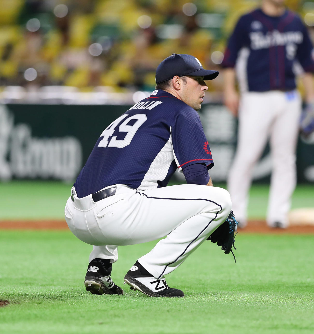 ソフトバンク対西武　3回裏ソフトバンク無死一、三塁、柳田の打球をさばいた一塁手メヒアの野選で失点し、座り込むノリン（撮影・前田充）