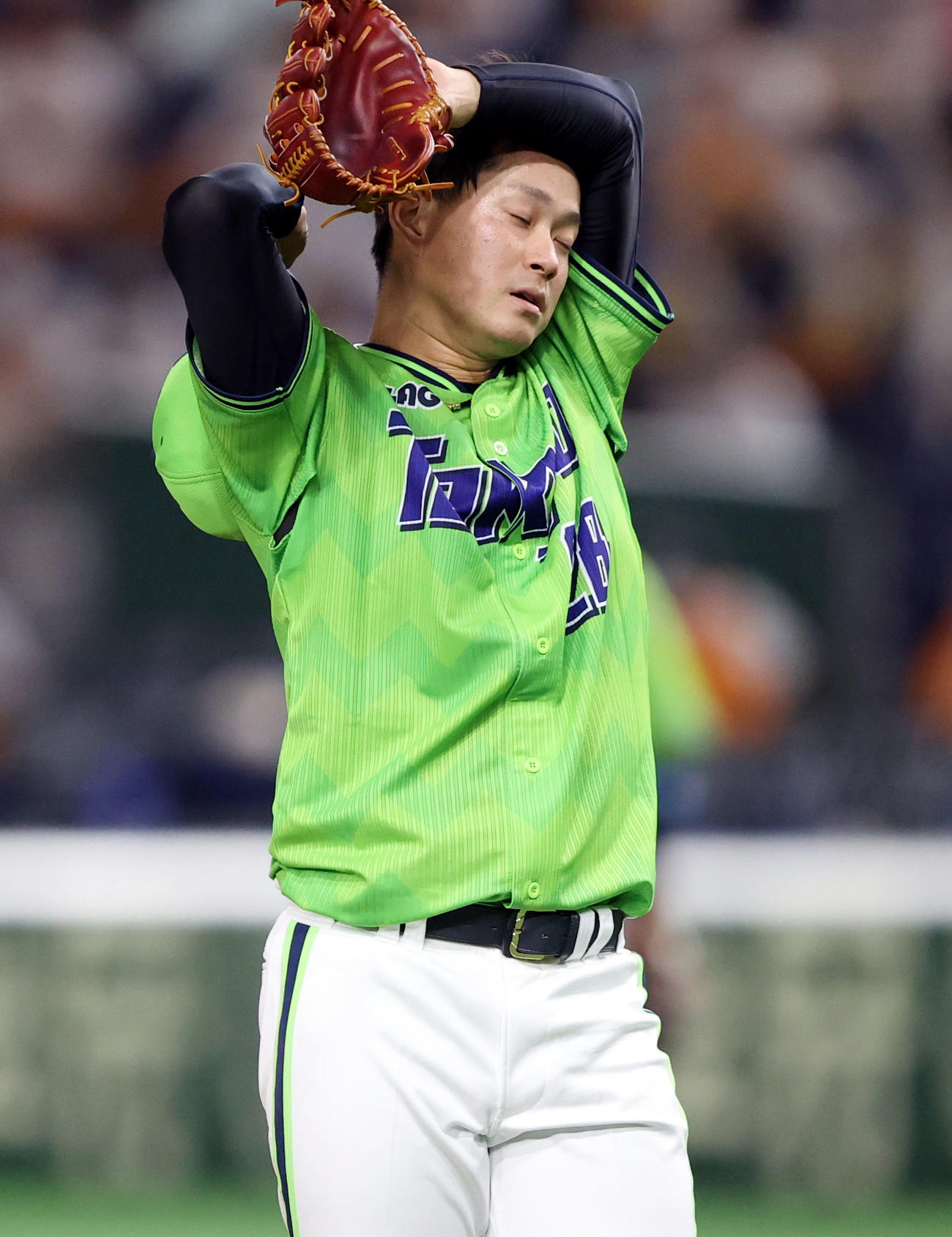 巨人対ヤクルト　3回裏巨人2死一、二塁、大城に四球を与え、汗をぬぐう吉田喜（撮影・狩俣裕三）