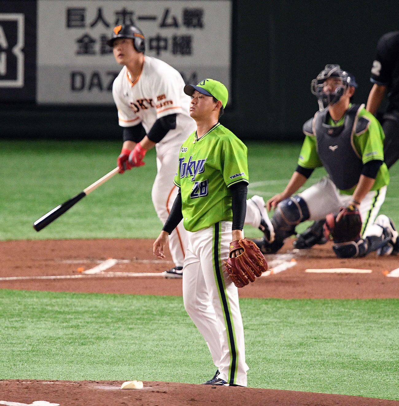 巨人対ヤクルト　1回裏巨人1死一、二塁、岡本（奥）に先制の右越え3点本塁打を浴びる吉田喜（撮影・滝沢徹郎）