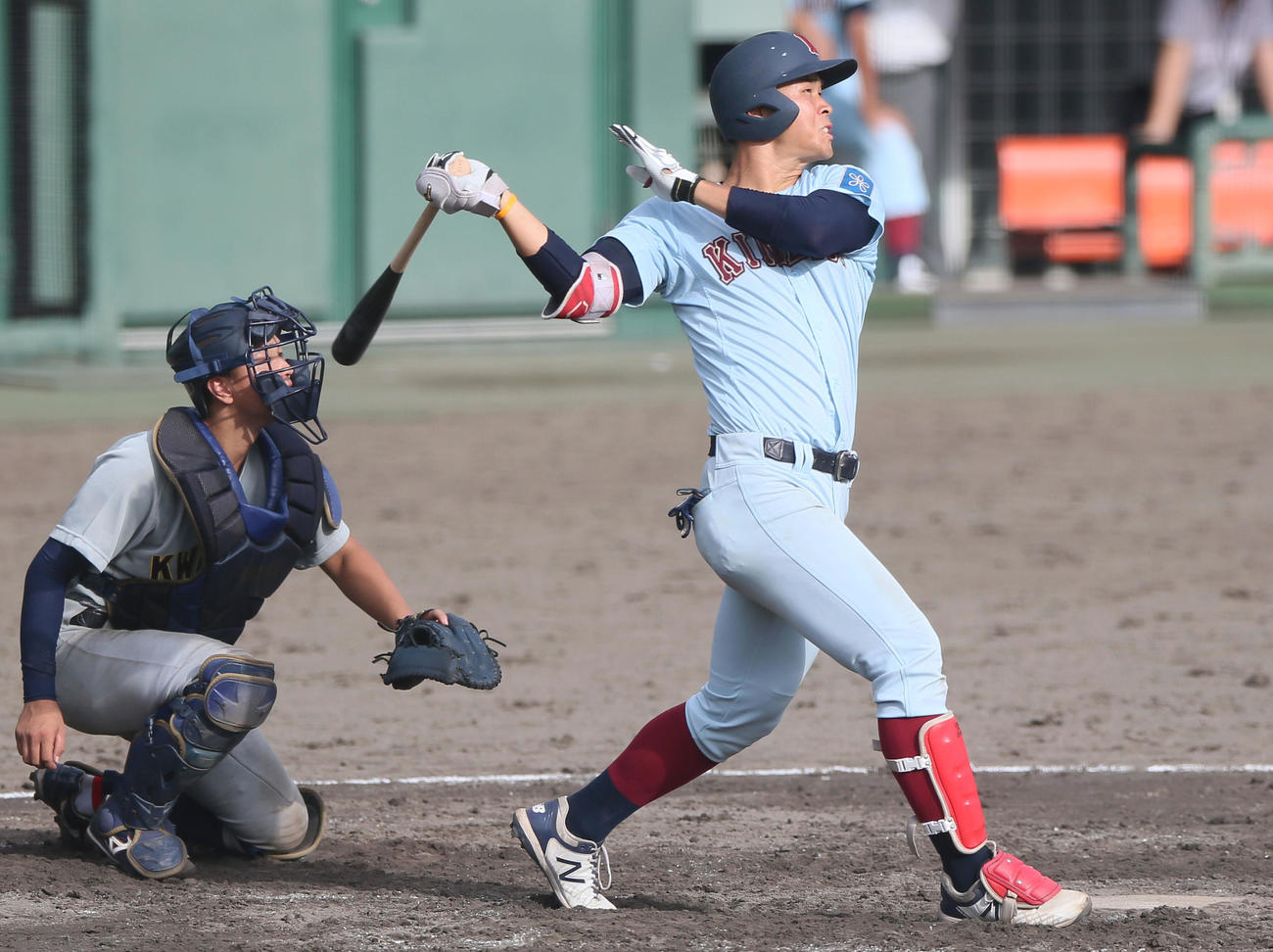 近大対関学大　9回表近大1死、佐藤は同点中越え本塁打を放つ（撮影・上山淳一）