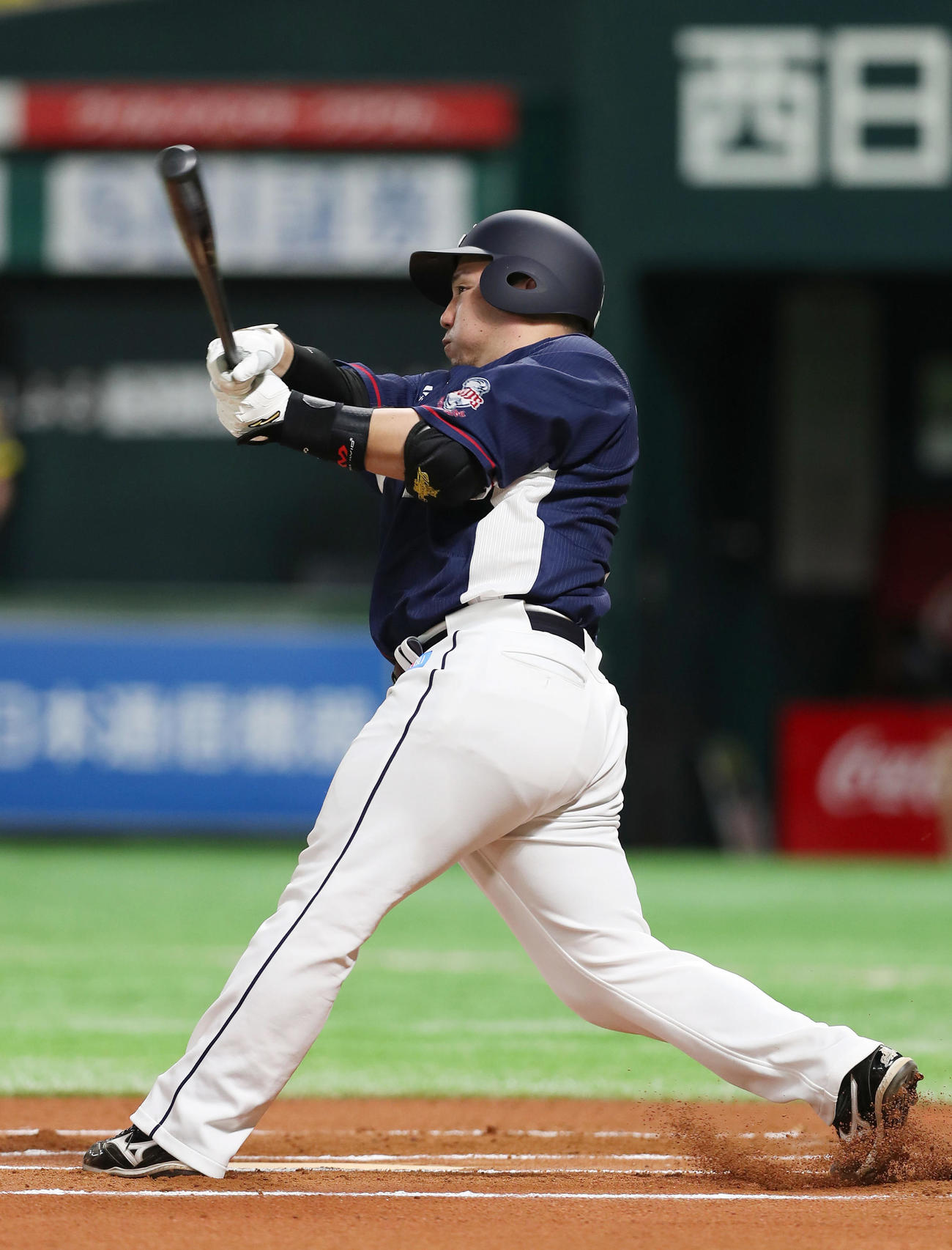 ソフトバンク対西武　6回表西武無死、通算150号となる左越え本塁打を放つ山川（撮影・前田充）