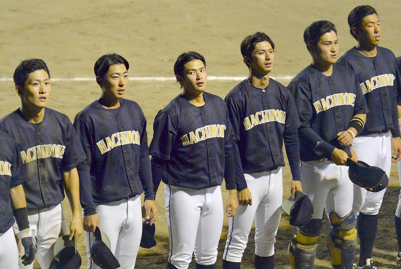 大一番で敗れ、悔しい表情の大道（中央）