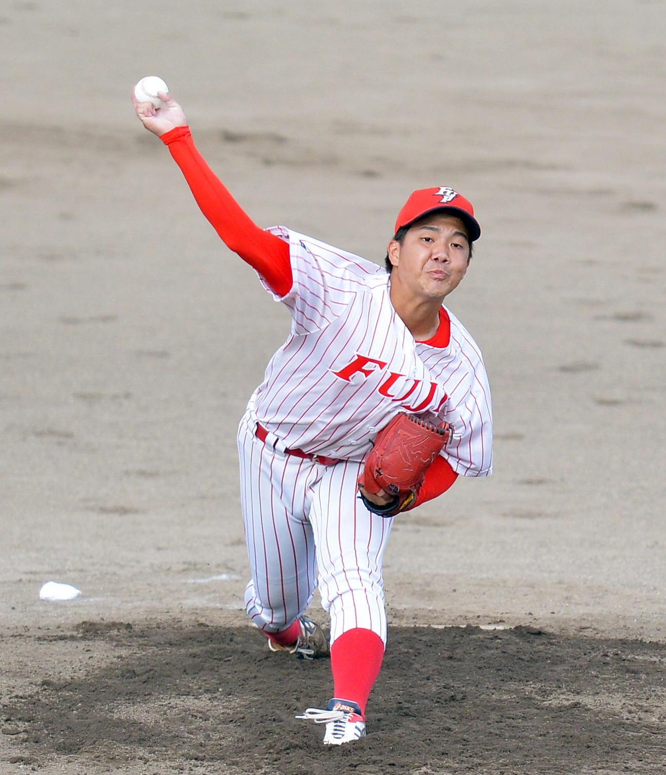 力強い投球を披露する富士大・金村（撮影・鎌田直秀）