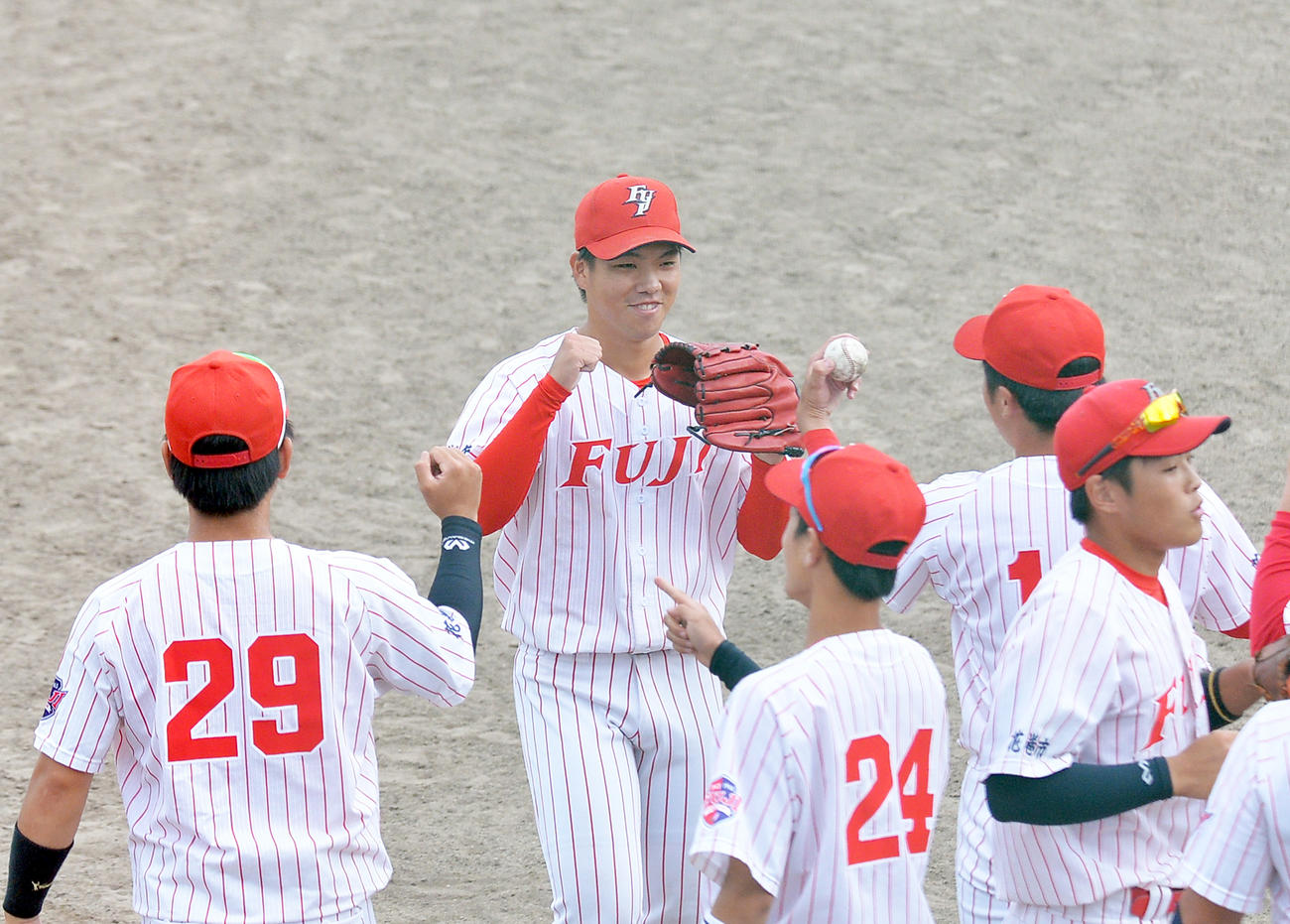 チームメートに迎えられ笑顔の富士大・金村（中央）（撮影・鎌田直秀）