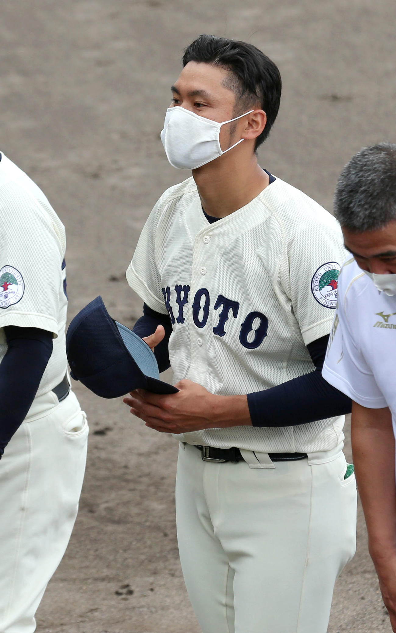 関大対京大　京大の近田助監督は試合を終え応援するスタンドにあいさつする（撮影・上山淳一）