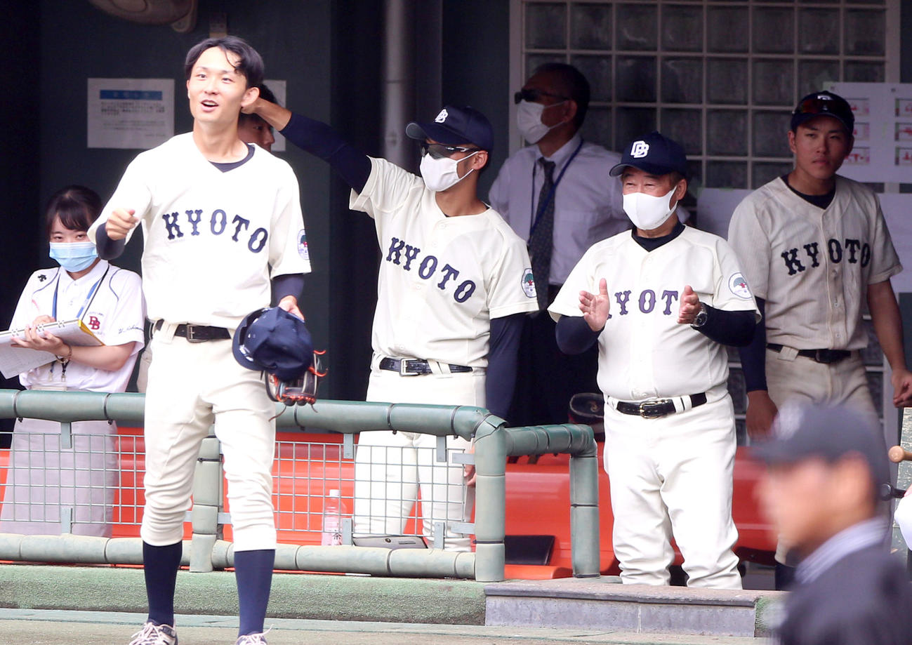 関大対京大　3回裏京大2死三塁、野田の左前適時打に喜ぶ京大の近田怜王助監督（左から3人目）ら（撮影・上山淳一）