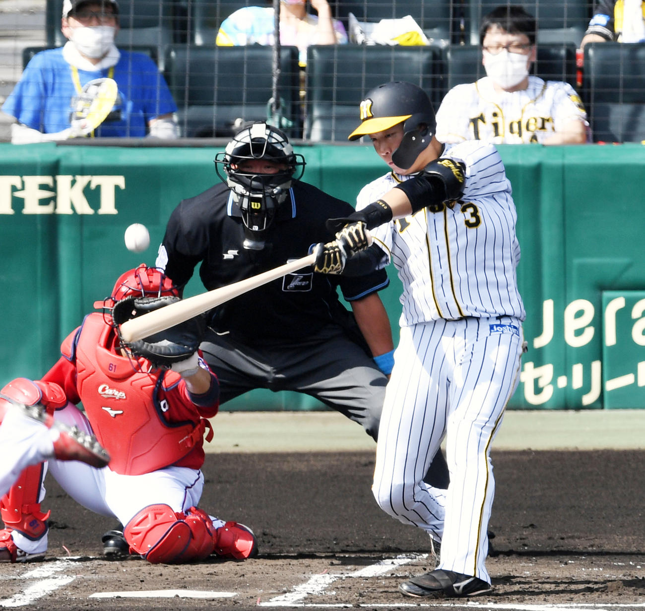 1回裏阪神2死一、二塁、大山は中越え先制3点本塁打を放つ（撮影・前岡正明）