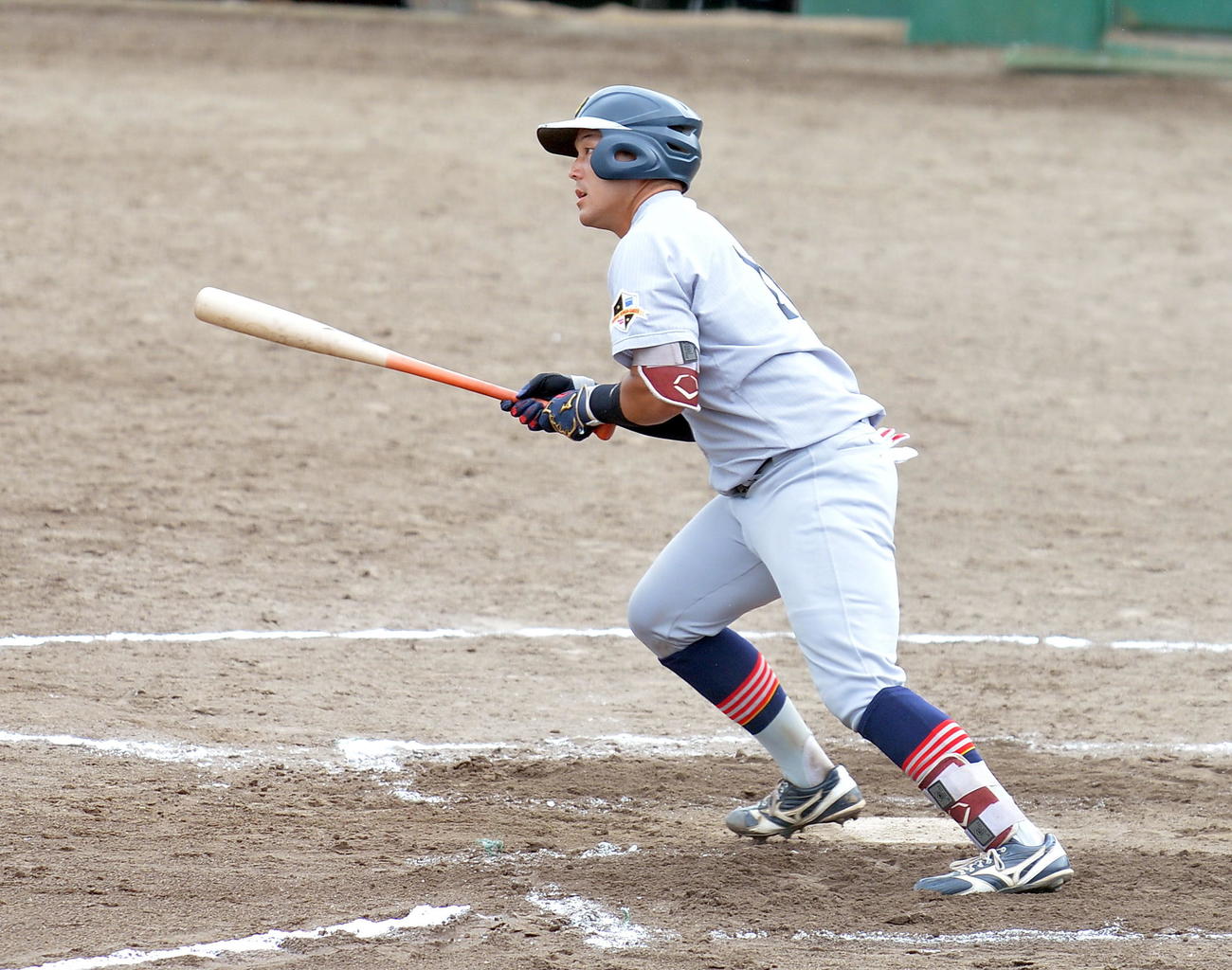 青森大対青森中央学院大　2回表青森大2死三塁、中前先制適時打を放つ山崎（撮影・鎌田直秀）