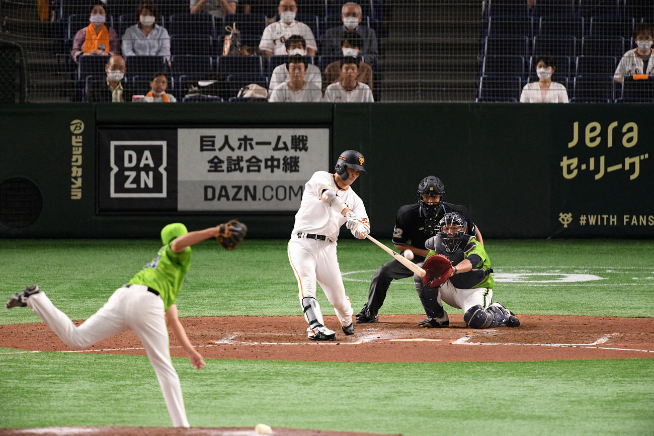 巨人対ヤクルト　6回裏巨人無死、大城は同点のソロ本塁打を放つ。投手中沢（撮影・滝沢徹郎）