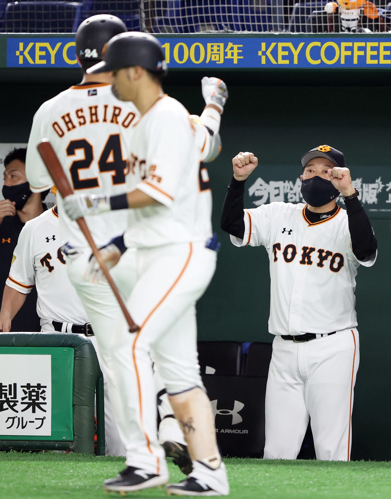 巨人対ヤクルト　6回裏巨人無死、ソロ本塁打を放った大城（左）をエアグータッチで迎える原監督（撮影・狩俣裕三）