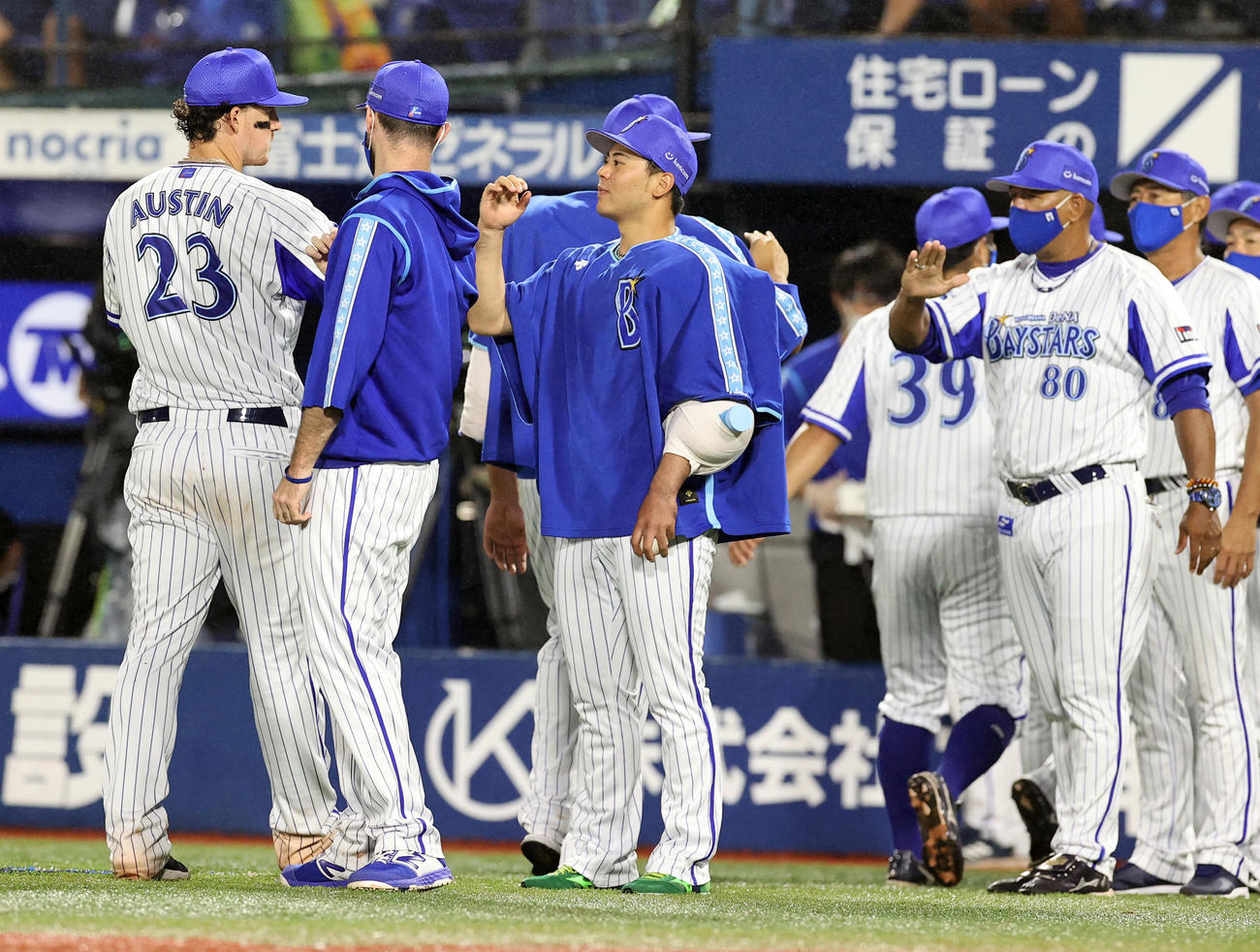 DeNA対中日　勝利投手の浜口（中央）は笑顔でオースティン（左）とグータッチ。右はラミレス監督（撮影・浅見桂子）