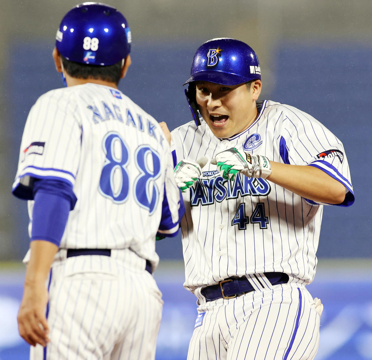 DeNA対中日　5回裏DeNA2死1死、佐野は左前打を放ち、塁上で喜ぶ（撮影・浅見桂子）