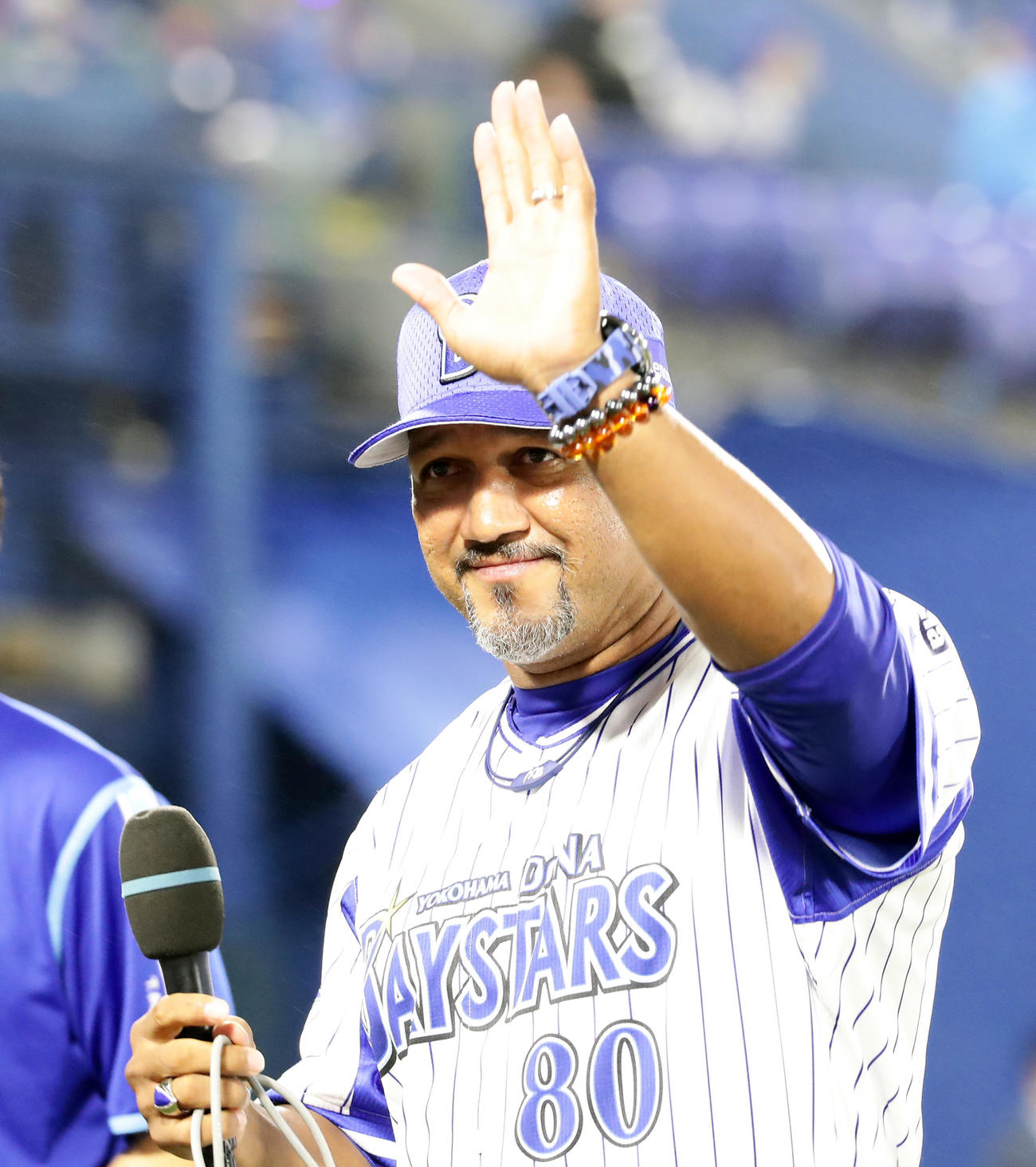 DeNA対中日　快勝し、笑顔で手を振るDeNAラミレス監督（撮影・浅見桂子）