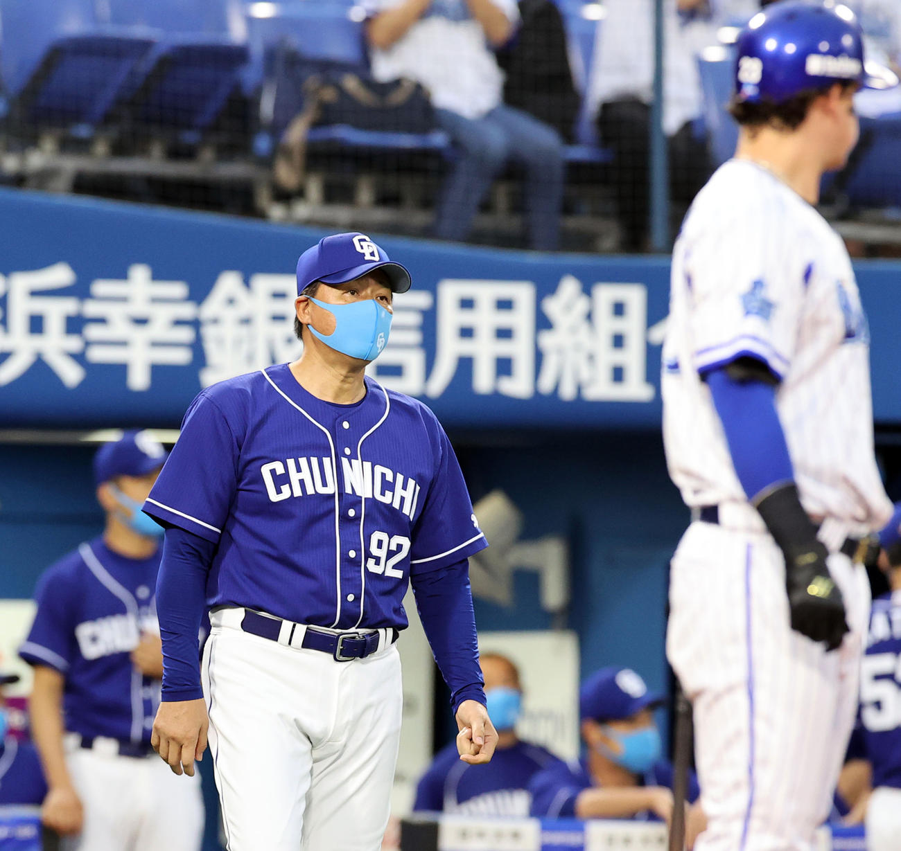 3回裏DeNA2死二、三塁、打者オースティン（手前）の場面で投手交代を告げる中日与田監督（撮影・浅見桂子）
