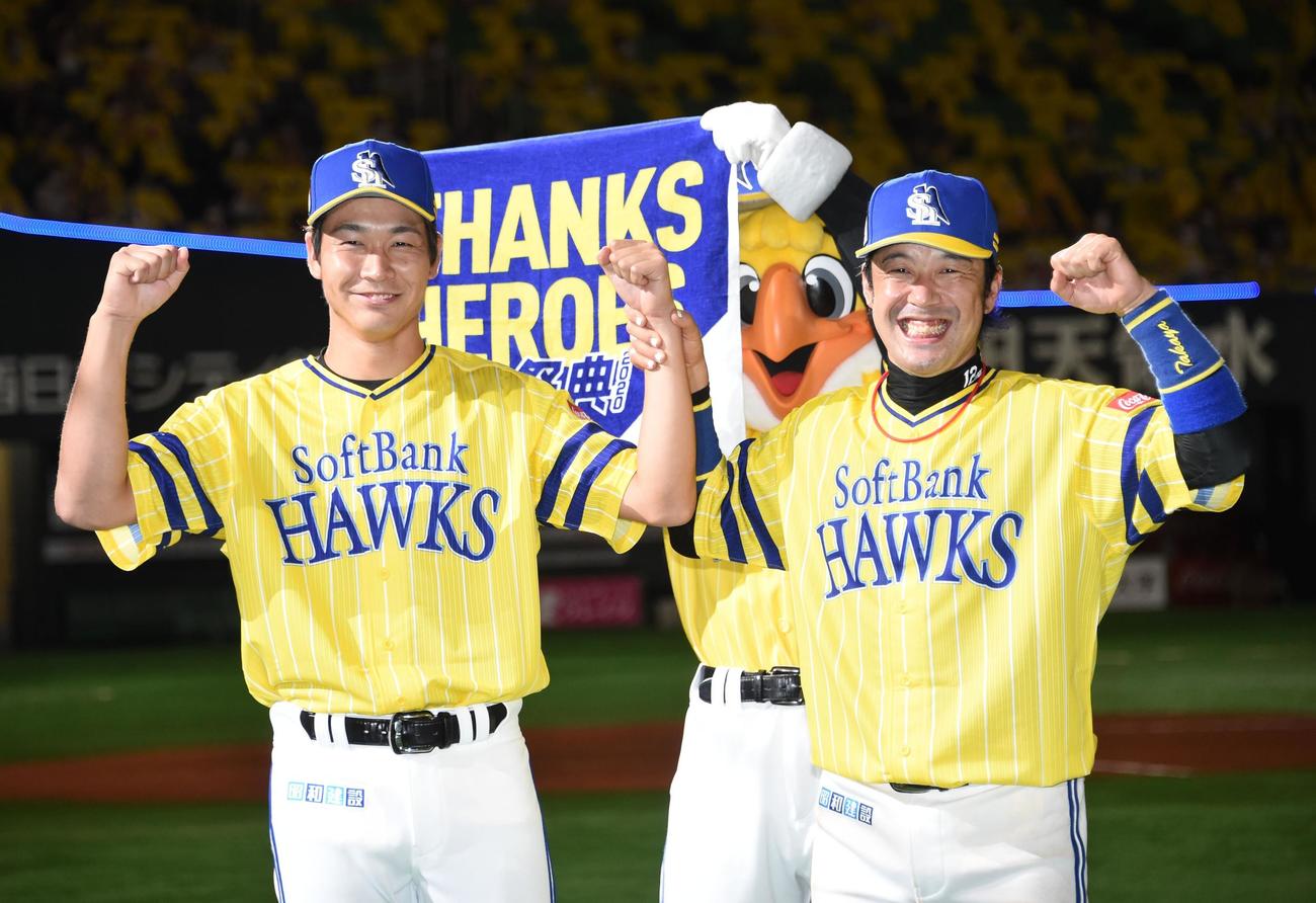 ソフトバンク対西武　西武に勝利し笑顔を見せる捕手の高谷裕亮（右）と武田翔太（撮影・今浪浩三）