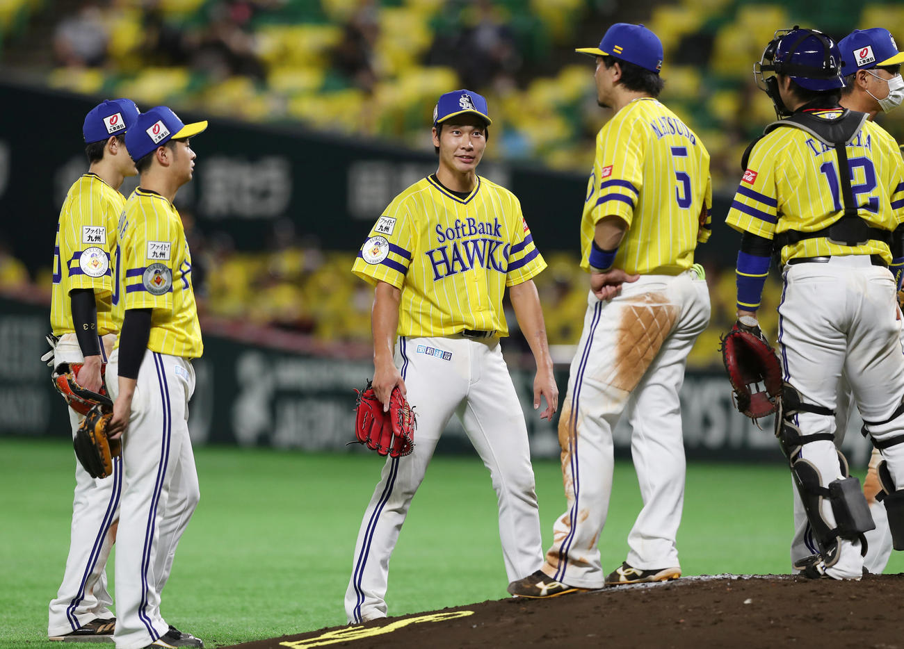 ソフトバンク対西武　7回途中で降板となり、ナインに声を掛けてベンチへ戻るソフトバンク武田翔太（中央）（撮影・前田充）