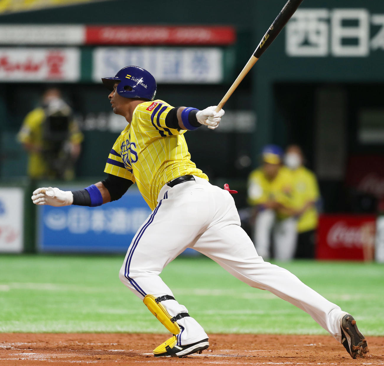 ソフトバンク対西武　3回裏ソフトバンク1死満塁、二塁へ適時内野安打を放つグラシアル（撮影・前田充）
