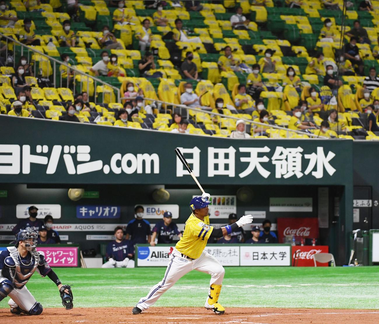 ソフトバンク対西武　3回裏ソフトバンク2死満塁、ジュリスベル・グラシアルは二塁内野安打を放つ（撮影・今浪浩三）