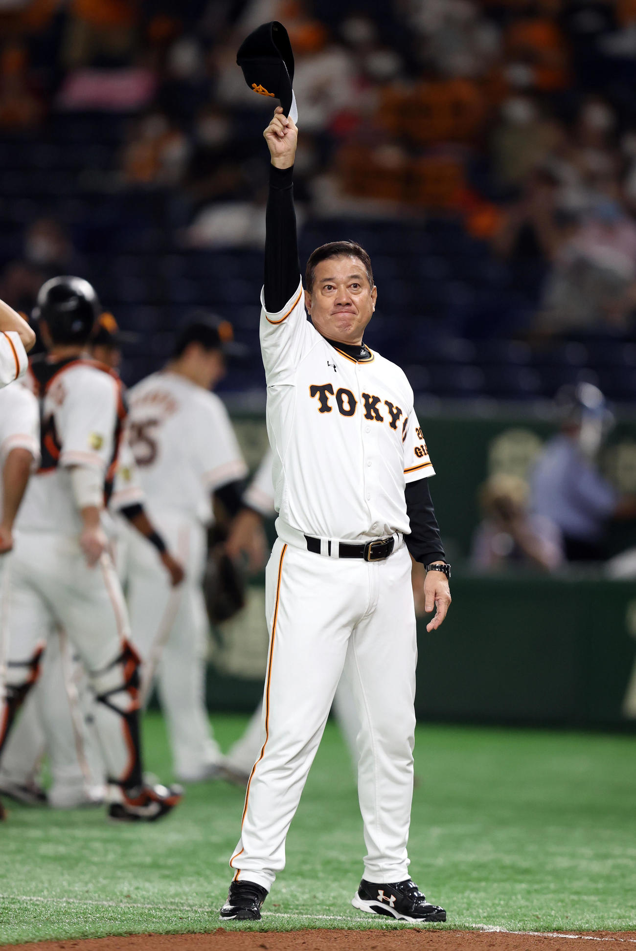 巨人対ヤクルト　試合後、ファンにあいさつする原監督（撮影・狩俣裕三）