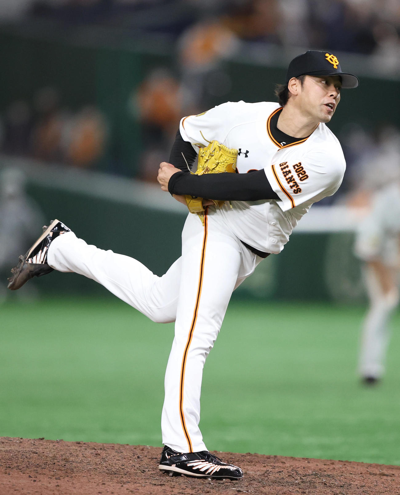 巨人対ヤクルト　9回表から登板する高梨（撮影・狩俣裕三）