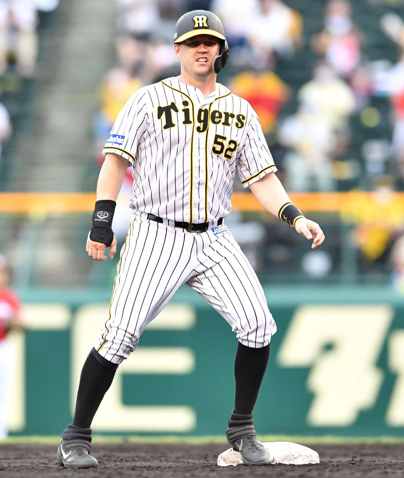 阪神対広島17回戦　7回裏阪神無死一、三塁、二塁へ来日初の盗塁に成功したジェリー・サンズ（撮影・岩下翔太）