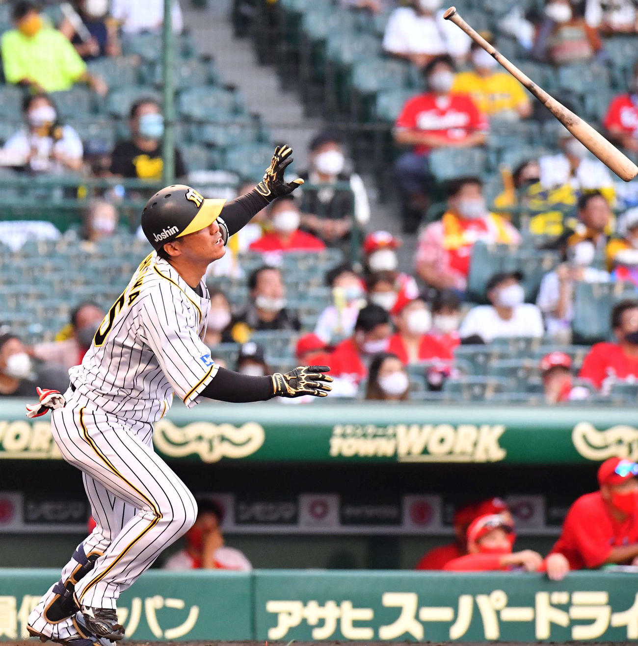 阪神対広島　8回裏阪神2死、中越えへ勝ち越し本塁打を放つ陽川尚将（撮影・上田博志）＝