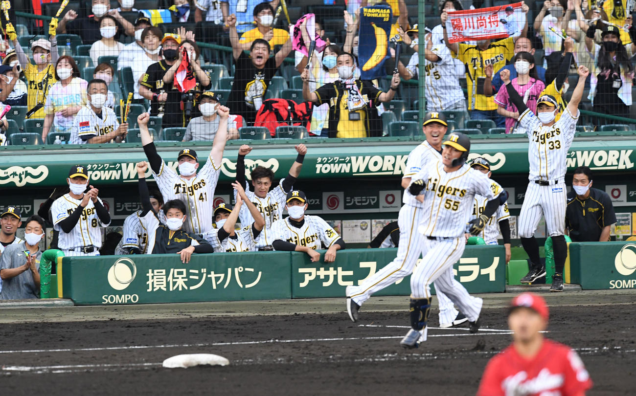 阪神対広島　8回裏阪神2死、陽川は中越え本塁打を放つ（撮影・前岡正明）