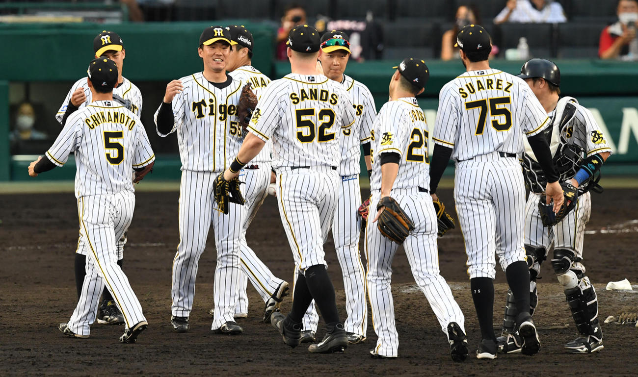 阪神対広島　広島に勝利、喜ぶ阪神ナイン（撮影・前岡正明）