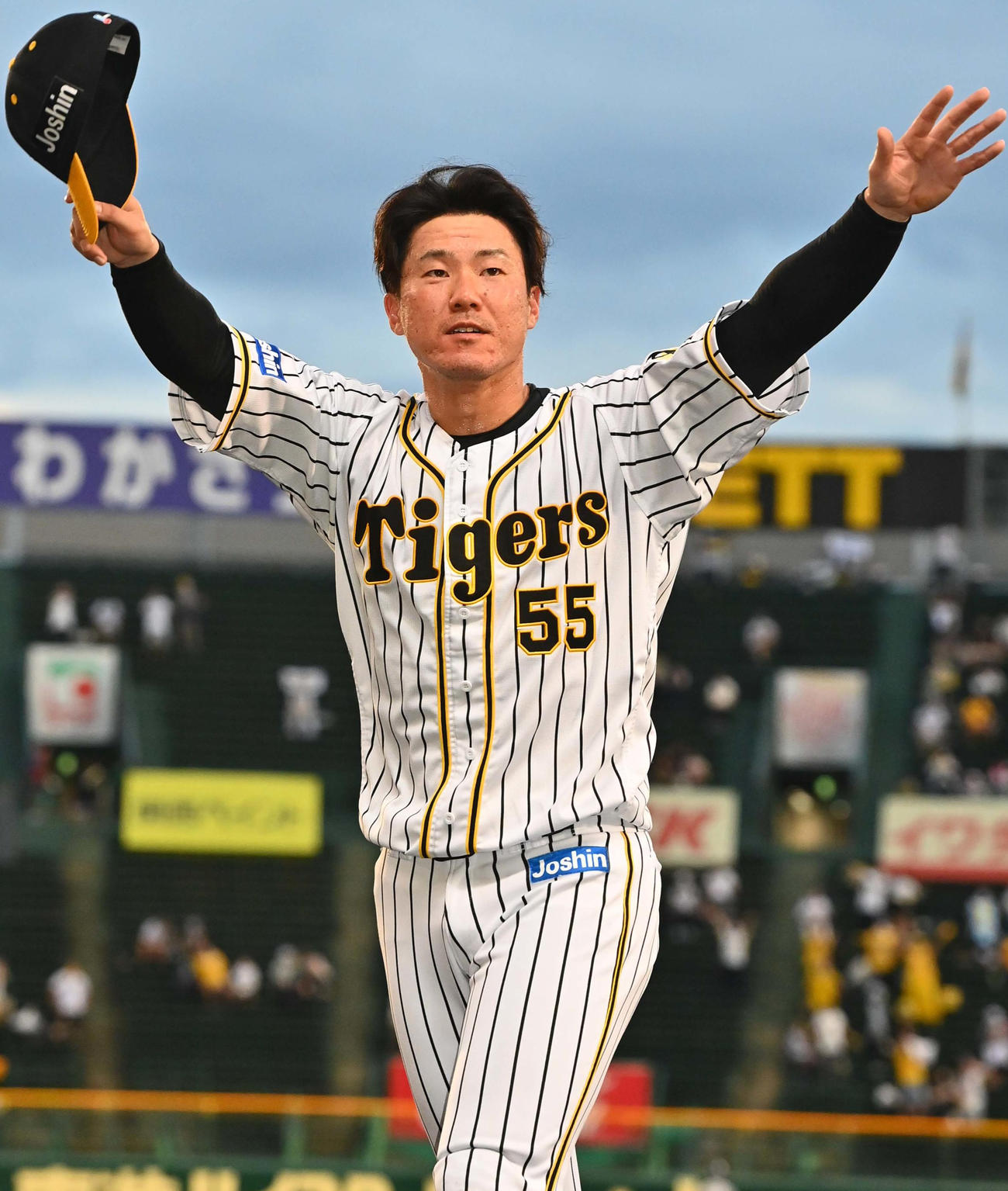 阪神対広島　ファンの拍手に応える陽川尚将（撮影・上田博志）