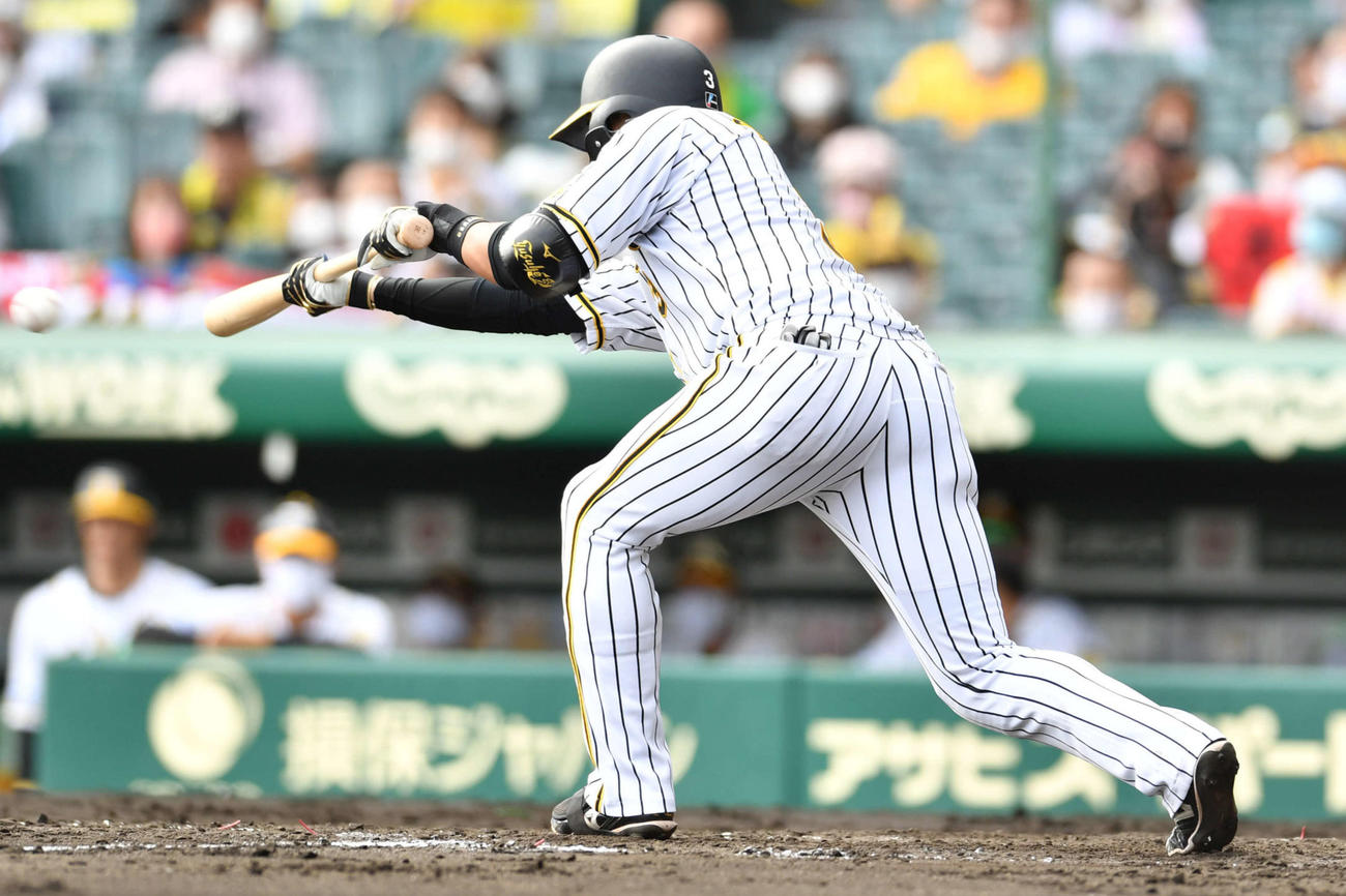 阪神対広島17回戦　3回裏阪神無死一、二塁、投前犠打を成功させる大山悠輔（撮影・岩下翔太）