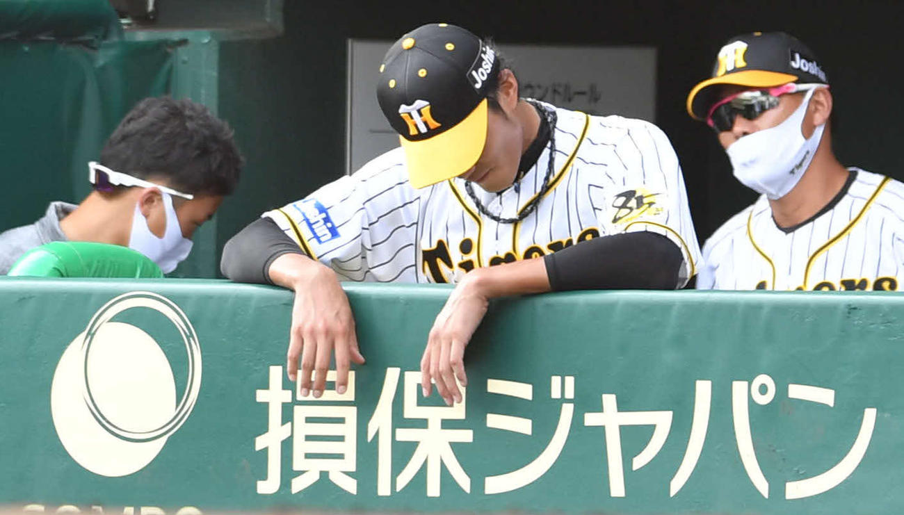 阪神対広島17回戦　4回表広島1死満塁、降板となった藤浪晋太郎はベンチでがっくり（撮影・岩下翔太）