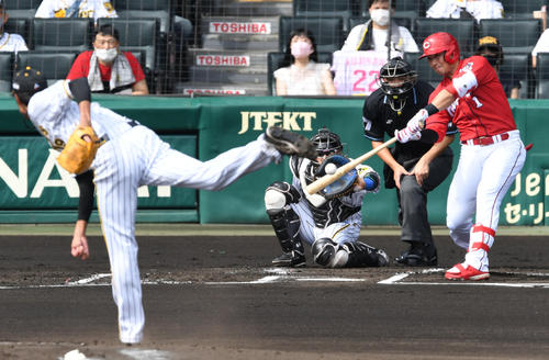阪神対広島　1回表広島1死一、二塁、鈴木誠は先制の左越え3点本塁打を放つ。投手藤浪（撮影・前岡正明）