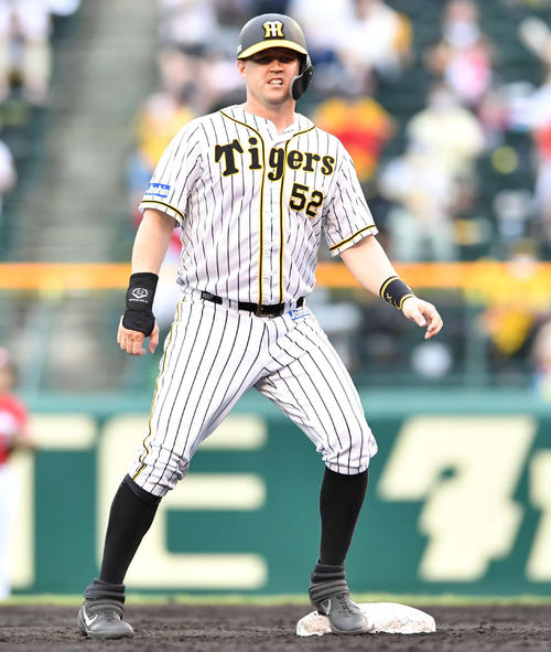 阪神対広島17回戦　7回裏阪神無死一、三塁、二塁へ来日初の盗塁に成功したジェリー・サンズ（撮影・岩下翔太）