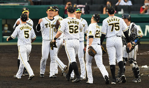 阪神対広島　広島に勝利、喜ぶ阪神ナイン（撮影・前岡正明）