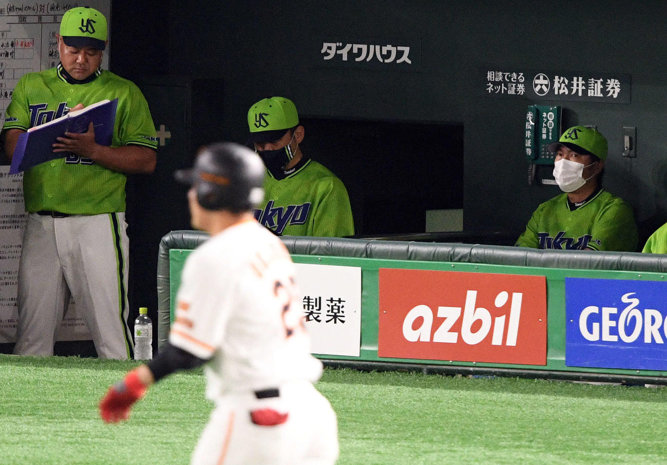 巨人対ヤクルト　1回裏巨人1死一、二塁、先制の右越え3点本塁打を許した岡本（手前）に視線を送る高津監督（奥右）（撮影・滝沢徹郎）