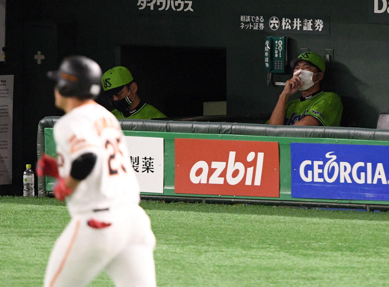 巨人対ヤクルト　7回裏巨人1死、勝ち越しのソロ本塁打を放ち塁を回る岡本（手前）の奥で厳しい表情の高津監督（右）（撮影・滝沢徹郎）